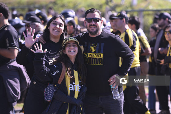 Hinchas de Peñarol. Liga AUF Uruguaya. Estadio Campeón del Siglo.