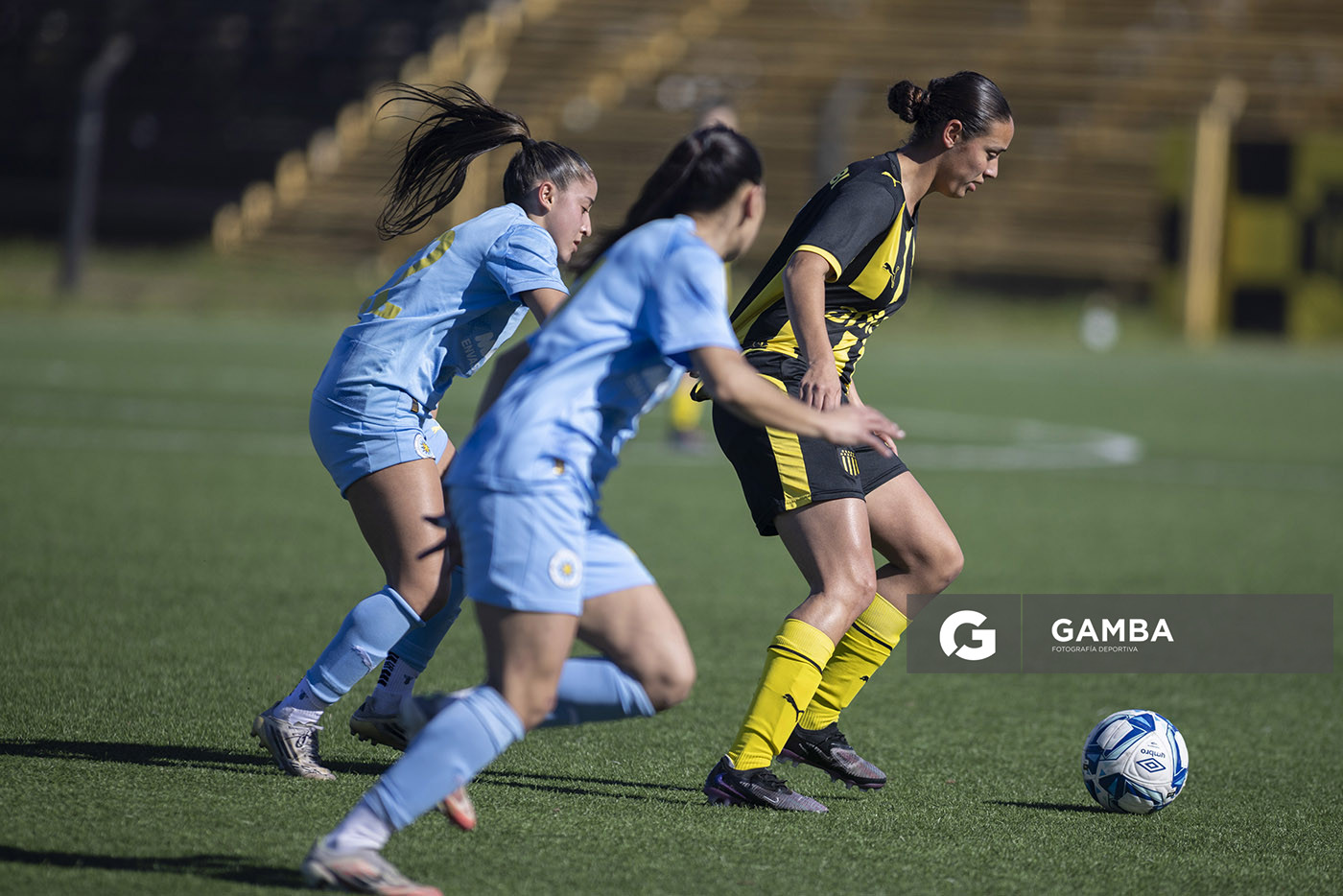 Tatiana Magallanes, de Peñarol, Campeonato Uruguayo Femenino. Estadio José Pedro Damiani.