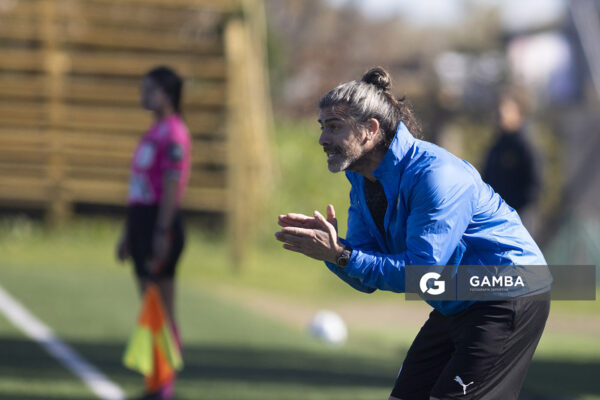 Manuel Airala, director técnico de Montevideo City Torque, Campeonato Uruguayo Femenino. Estadio José Pedro Damiani.