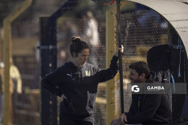 Cecilia Santo, directora técnica de Peñarol, Campeonato Uruguayo Femenino. Estadio José Pedro Damiani.