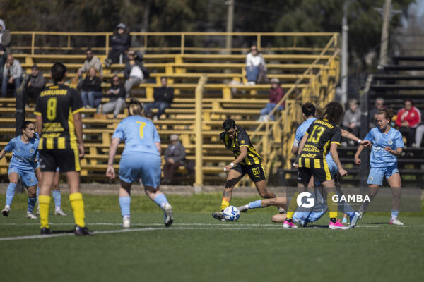 Ilana Guedes, de Peñarol, Campeonato Uruguayo Femenino. Estadio José Pedro Damiani.