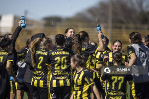 Las jugadoras de Peñarol al término del partido. Campeonato Uruguayo Femenino. Estadio José Pedro Damiani.