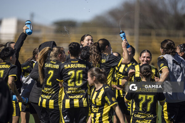 Las jugadoras de Peñarol al término del partido. Campeonato Uruguayo Femenino. Estadio José Pedro Damiani.