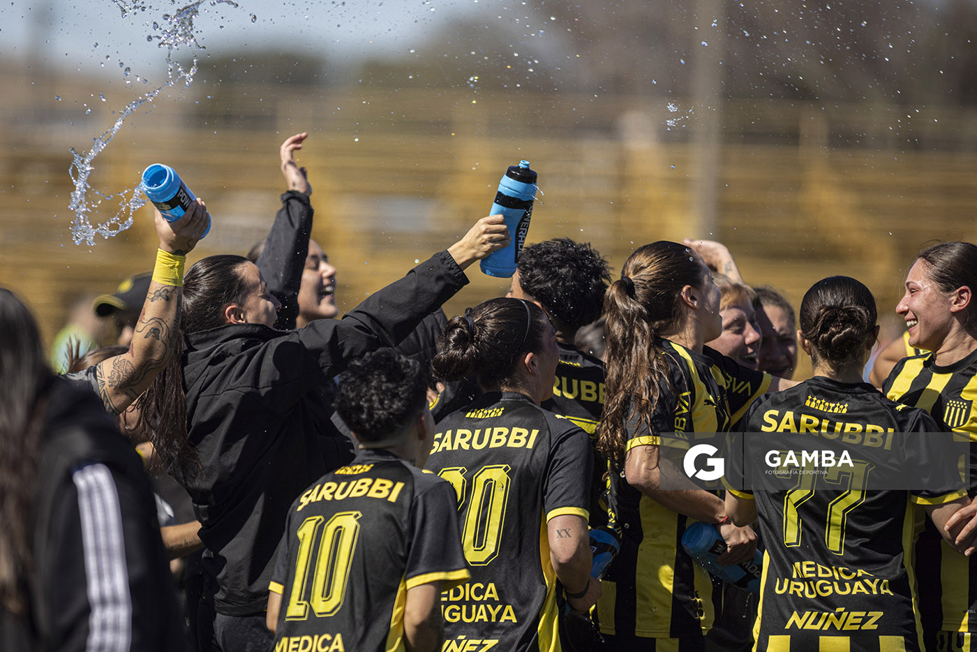 Las jugadoras de Peñarol al término del partido. Campeonato Uruguayo Femenino. Estadio José Pedro Damiani.