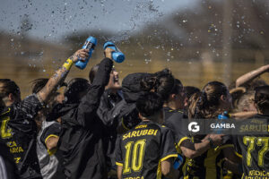 Las jugadoras de Peñarol al término del partido. Campeonato Uruguayo Femenino. Estadio José Pedro Damiani.
