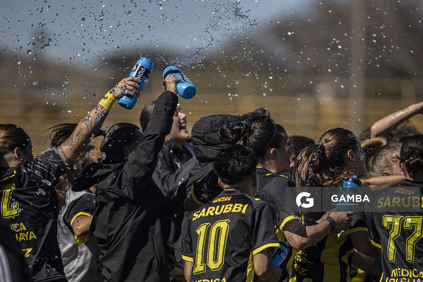 Las jugadoras de Peñarol al término del partido. Campeonato Uruguayo Femenino. Estadio José Pedro Damiani.