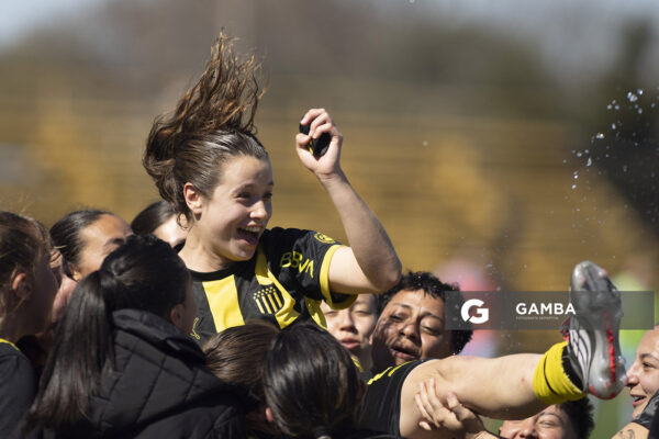 Carla Larrosa, de Peñarol, Campeonato Uruguayo Femenino. Estadio José Pedro Damiani.
