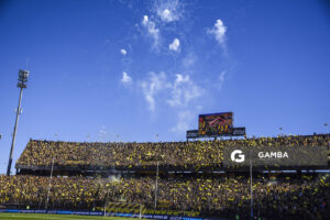 Hinchas de Peñarol. Liga AUF Uruguaya. Estadio Campeón del Siglo.