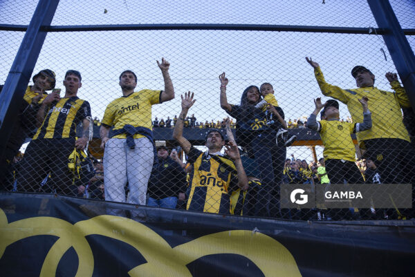Hinchas de Peñarol. Liga AUF Uruguaya. Estadio Campeón del Siglo.