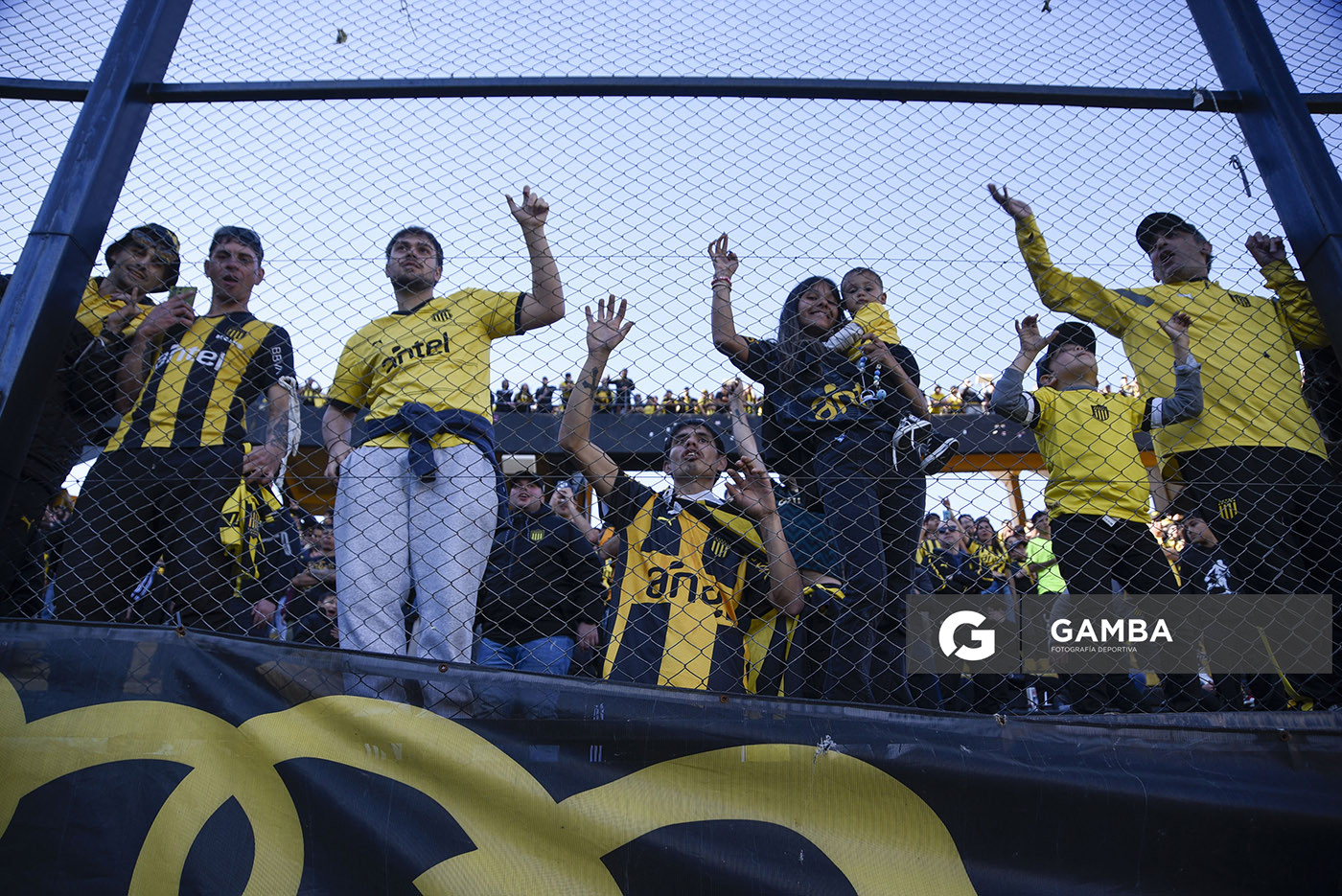 Hinchas de Peñarol. Liga AUF Uruguaya. Estadio Campeón del Siglo.