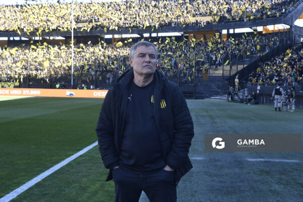 Diego Aguirre, director técnico de Peñarol, Liga AUF Uruguaya. Estadio Campeón del Siglo.