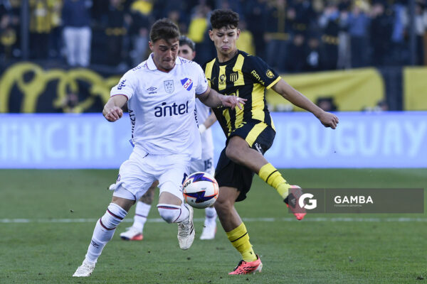 Santiago Silva, de Nacional, Liga AUF Uruguaya. Estadio Campeón del Siglo.