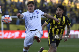 Santiago Silva, de Nacional, Liga AUF Uruguaya. Estadio Campeón del Siglo.