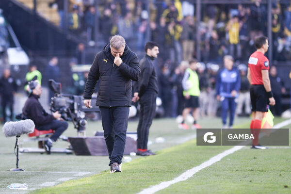 Diego Aguirre, director técnico de Peñarol, Liga AUF Uruguaya. Estadio Campeón del Siglo.
