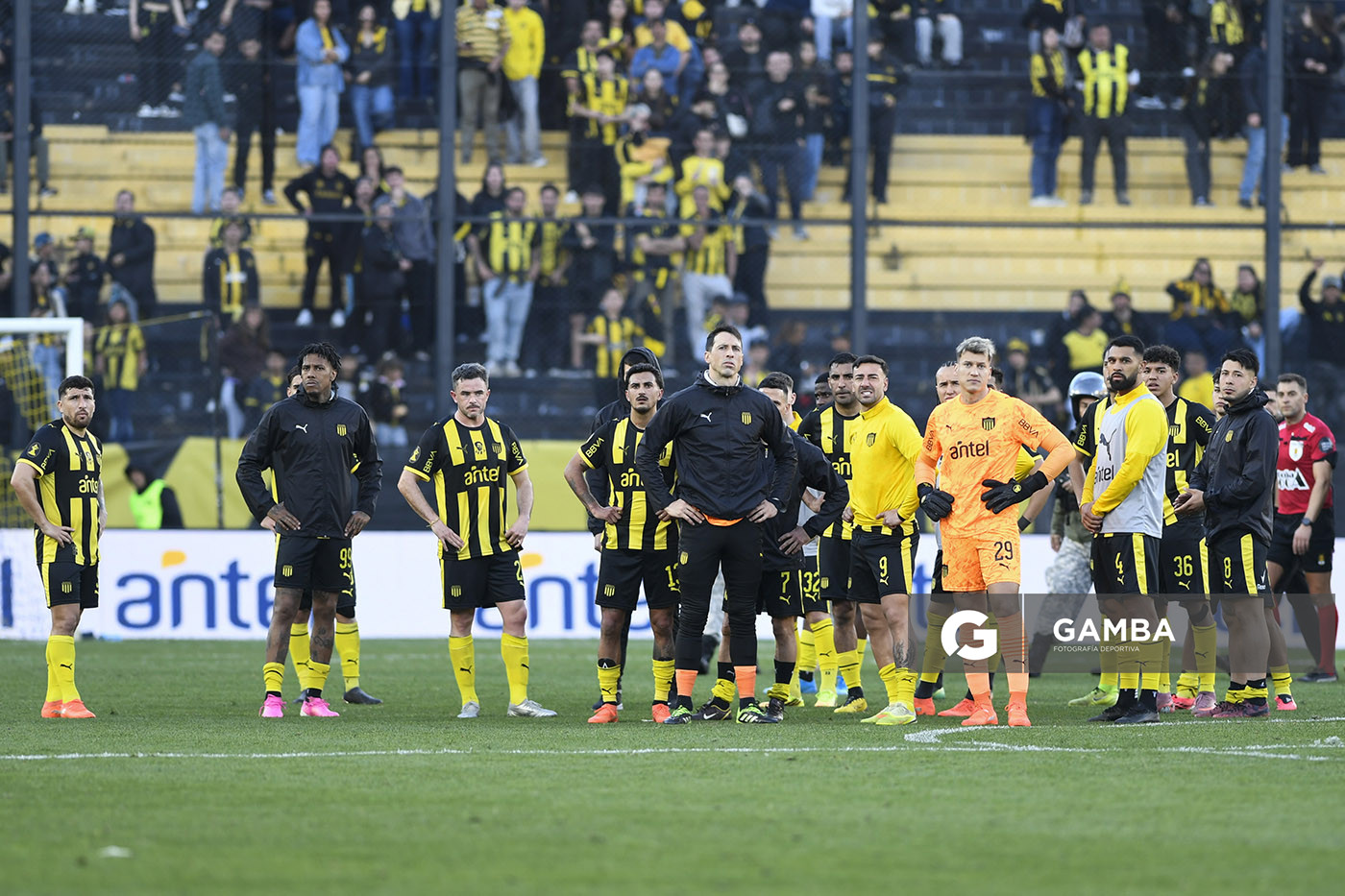 Los jugadores de Peñarol al final del partido. Liga AUF Uruguaya. Estadio Campeón del Siglo.