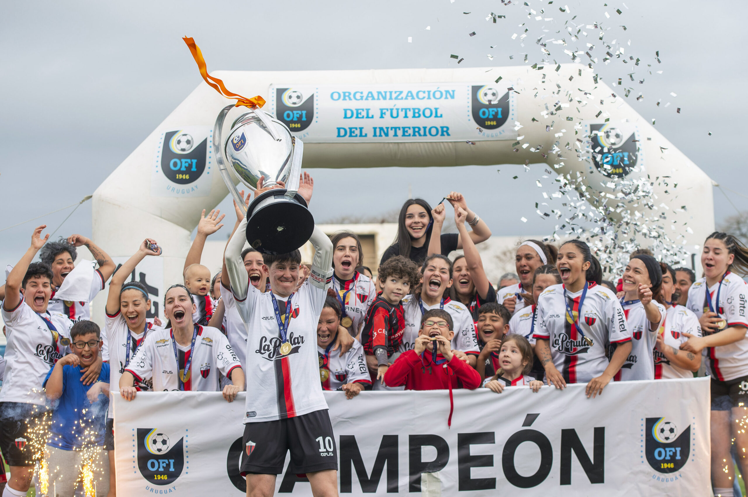 Fernando Morán-20260920FM-1710./ Litoral (Paysandú), Campeón de la 24ª Copa Nacional de Fútbol Femenino, el 20 de setiembre de 2026 en el Estadio Parque Artigas, en Paysandú. / Foto: Fernando Morán, Agencia Gamba.-