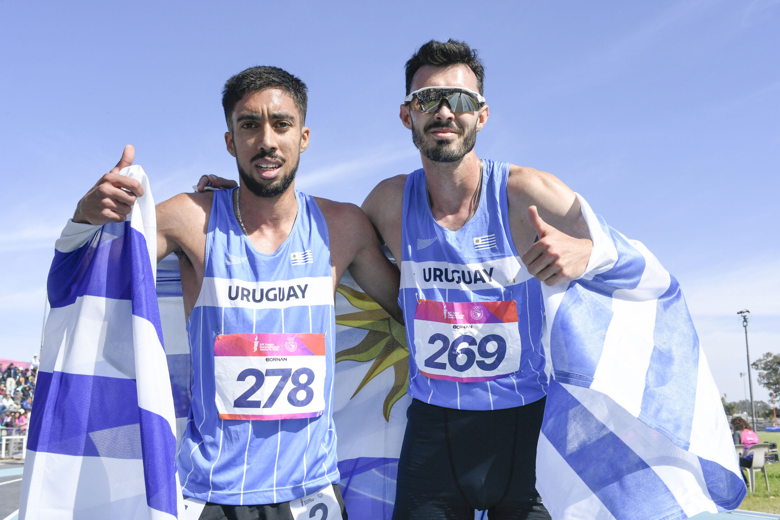 Sandro Pereyra-20260924SP-0636./ Valentín Soca y Santiago Catrofe(Uruguay), medallas de Oro y Plata en la prueba 5000 metros en Atletismo de los XIII Juegos Suramericanos Santa Fe 2026, el 24 de setiembre de 2026, en el Centro de Alto Rendimiento Deportivo en Santa Fe, Argentina. / Foto: Sandro Pereyra, Agencia Gamba.-