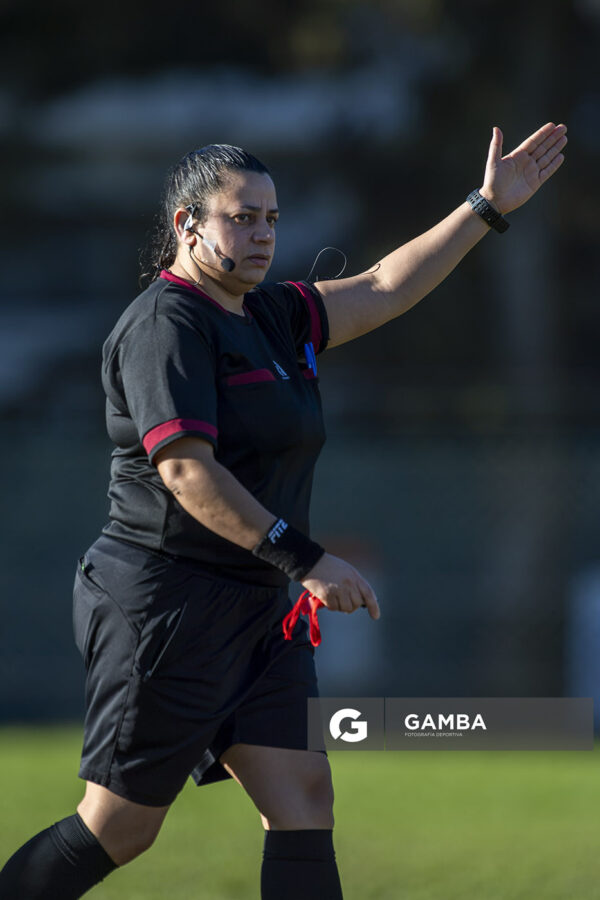 Susy Daer, árbitra central, 24ª Copa Nacional de Fútbol Femenino .