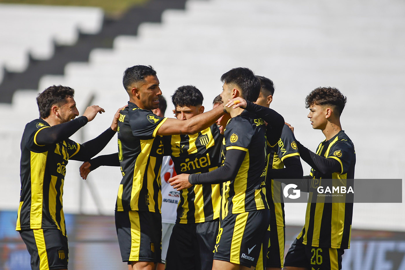Jugadores de Peñarol tras el primer gol de Leandro Umpiérrez. Liga AUF Uruguaya. Estadio María Mincheff de Lazaroff.