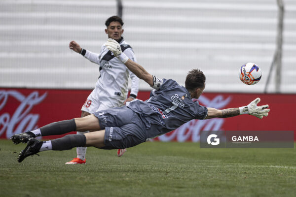 Mauro Goicoechea, golero de Danubio, Liga AUF Uruguaya. Estadio María Mincheff de Lazaroff.
