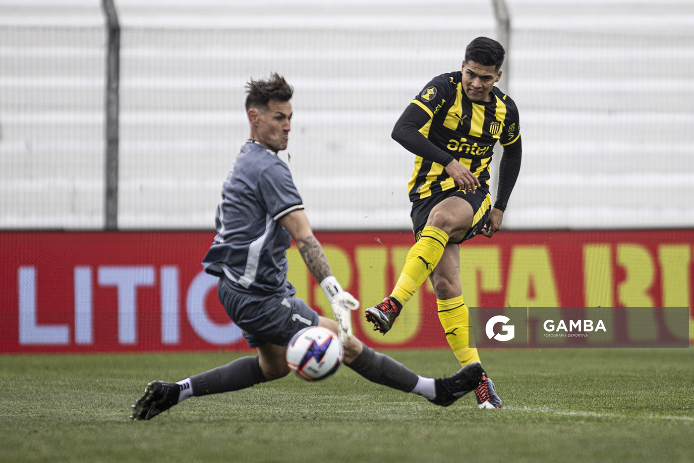 Matías Arezo, de Peñarol, Liga AUF Uruguaya. Estadio María Mincheff de Lazaroff.