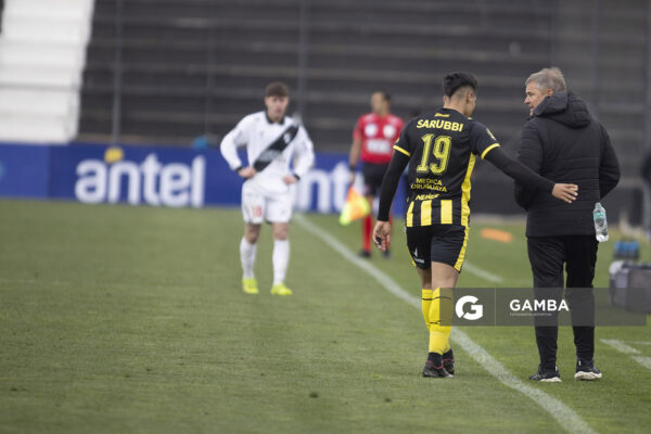 Matías Arezo, de Peñarol. Diego Aguirre, director técnico de Peñarol. Liga AUF Uruguaya. Estadio María Mincheff de Lazaroff.