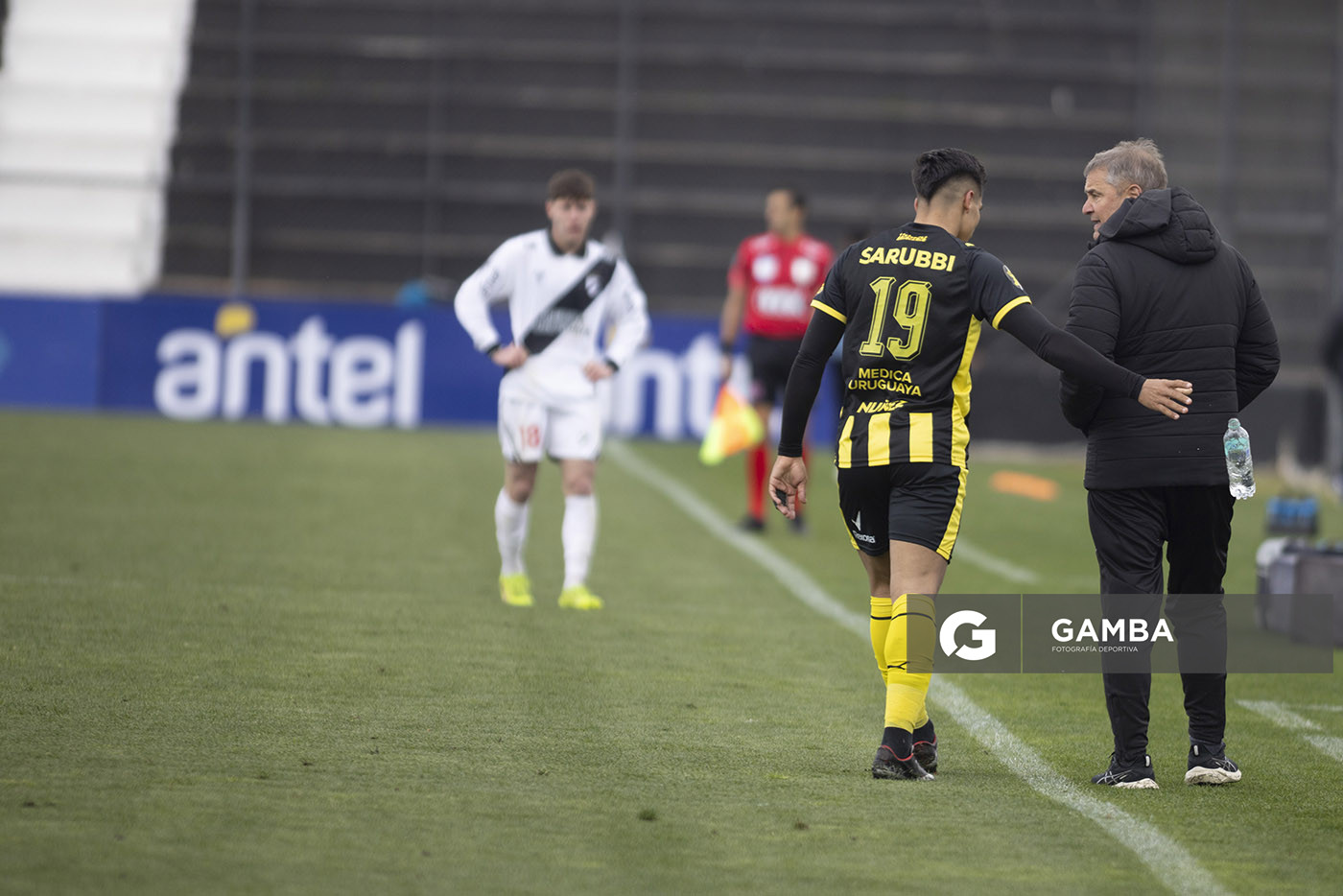 Matías Arezo, de Peñarol. Diego Aguirre, director técnico de Peñarol. Liga AUF Uruguaya. Estadio María Mincheff de Lazaroff.