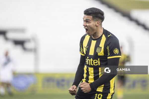 Matías Arezo, de Peñarol, Liga AUF Uruguaya. Estadio María Mincheff de Lazaroff.