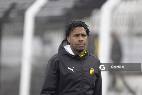 Abel Hernández, de Peñarol, Liga AUF Uruguaya. Estadio María Mincheff de Lazaroff.