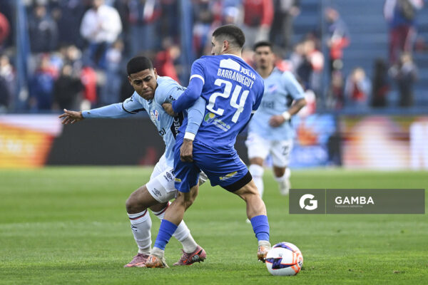 Juan Cruz de los Santos, de Nacional. Federico Barrandeguy, de Juventud. Liga AUF Uruguaya. Estadio Gran Parque Central.