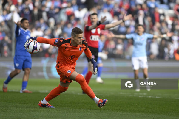 Sebastián Sosa, golero de Juventud, Liga AUF Uruguaya. Estadio Gran Parque Central.