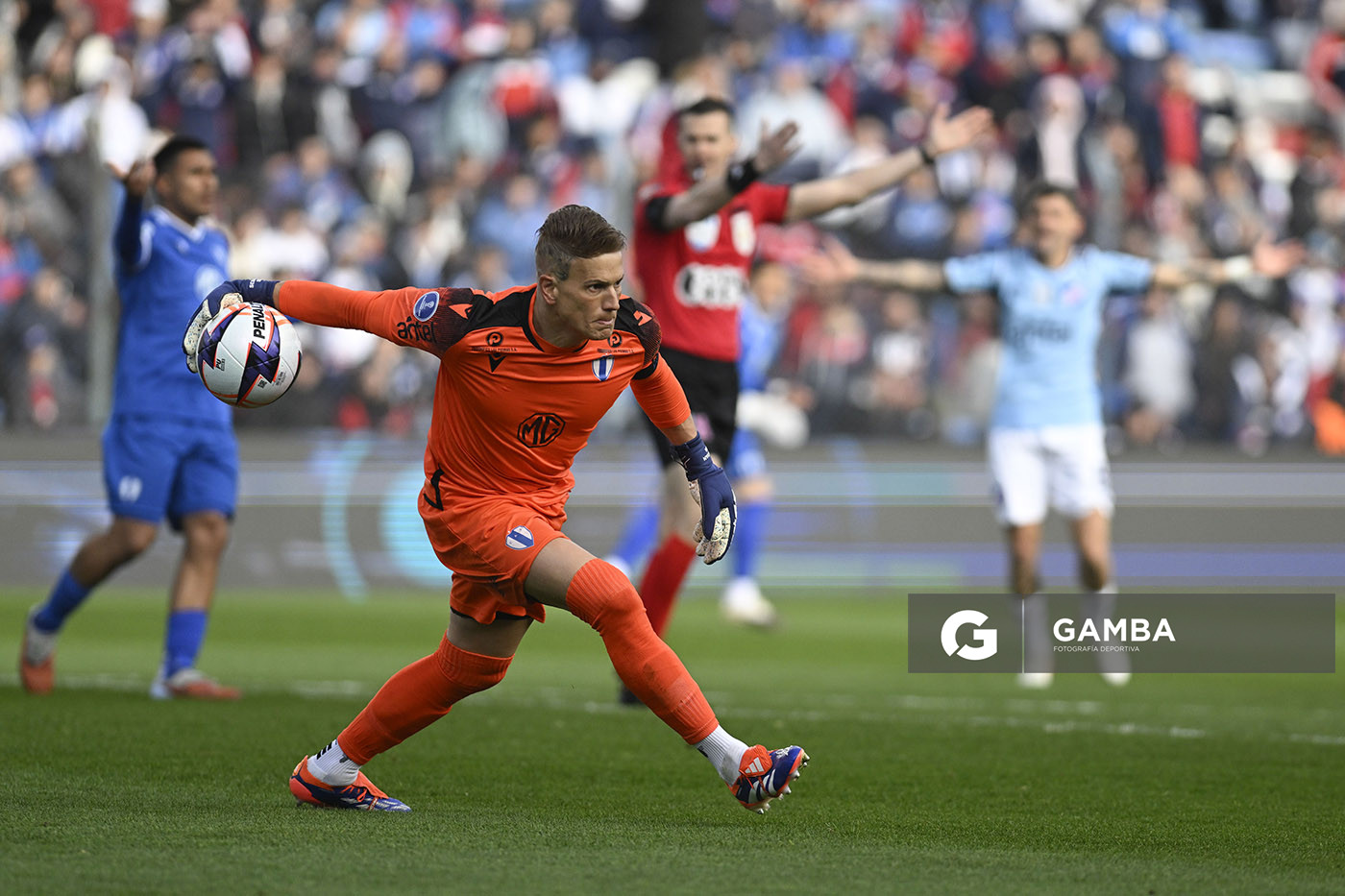 Sebastián Sosa, golero de Juventud, Liga AUF Uruguaya. Estadio Gran Parque Central.