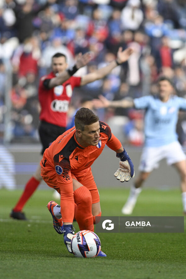 Sebastián Sosa, golero de Juventud, Liga AUF Uruguaya. Estadio Gran Parque Central.