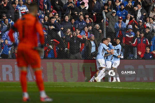 Jugadores de Nacional celebran tras el gol anotado por Lucas Rodríguez. Liga AUF Uruguaya. Estadio Gran Parque Central.