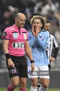 Javier Burgos, árbitro central. Luciano Boggio, de Nacional. Liga AUF Uruguaya. Estadio Parque Alfredo V. Viera.