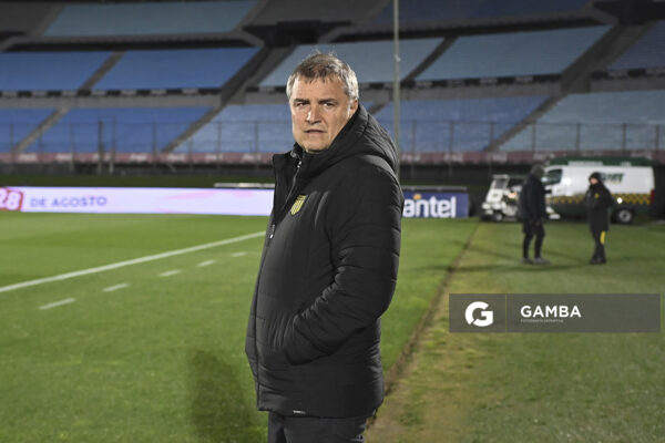 Diego Aguirre, director técnico de Peñarol, Liga AUF Uruguaya. Estadio Centenario.