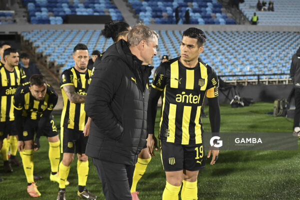 Diego Aguirre, director técnico de Peñarol, Liga AUF Uruguaya. Estadio Centenario.