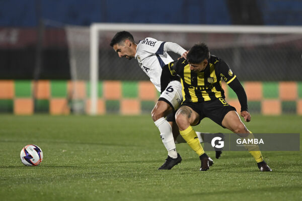 José Álvarez, de Albion, Liga AUF Uruguaya. Estadio Centenario.
