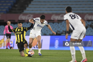 Eduardo Darias, de Peñarol. Francisco Couture, de Albion. Liga AUF Uruguaya. Estadio Centenario.