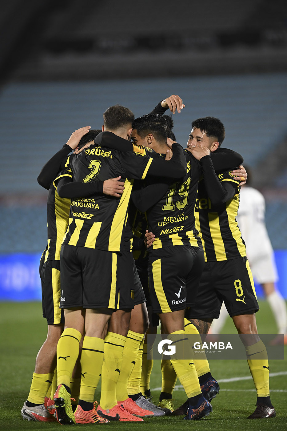 Jugadores de Peñarol  tras el gol convertido por Lucas Ferreira. Liga AUF Uruguaya. Estadio Centenario.