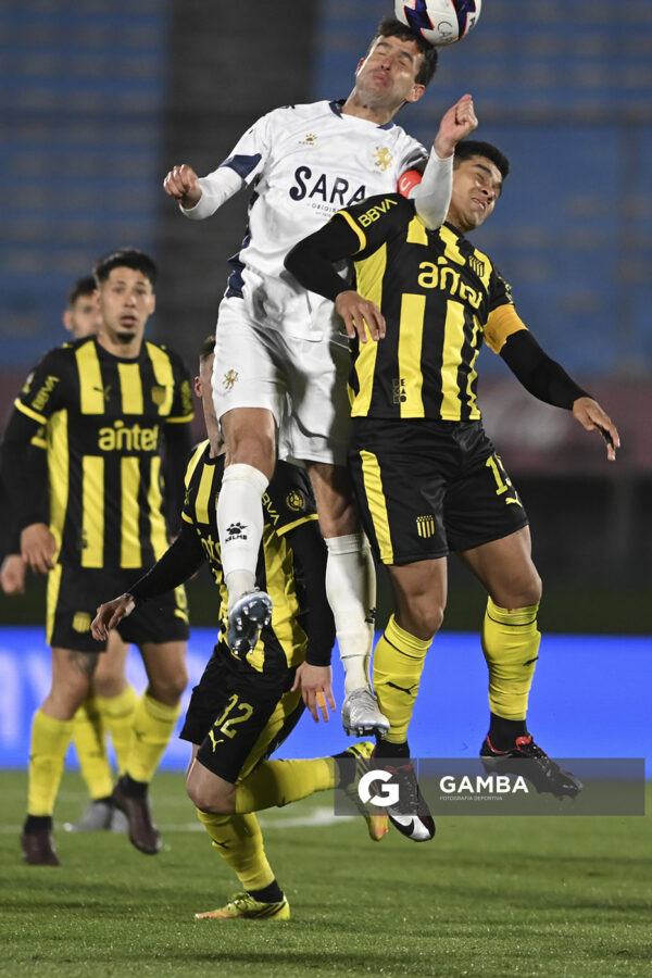 Francisco Ginella, de Albion, Liga AUF Uruguaya. Estadio Centenario.