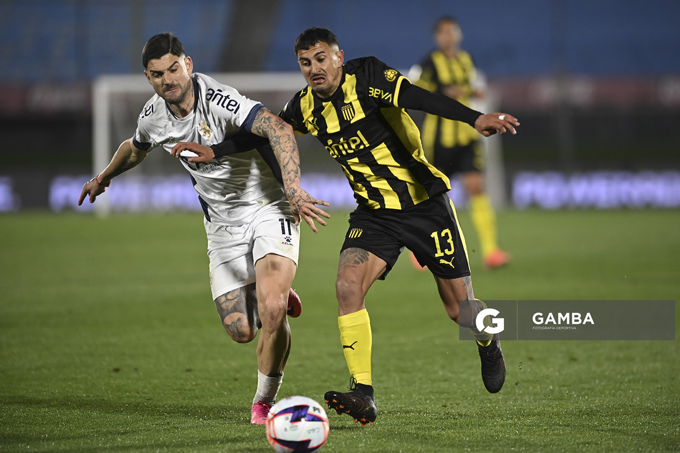 Hernán Toledo, de Albion. Eduardo Darias, de Peñarol. Liga AUF Uruguaya. Estadio Centenario.