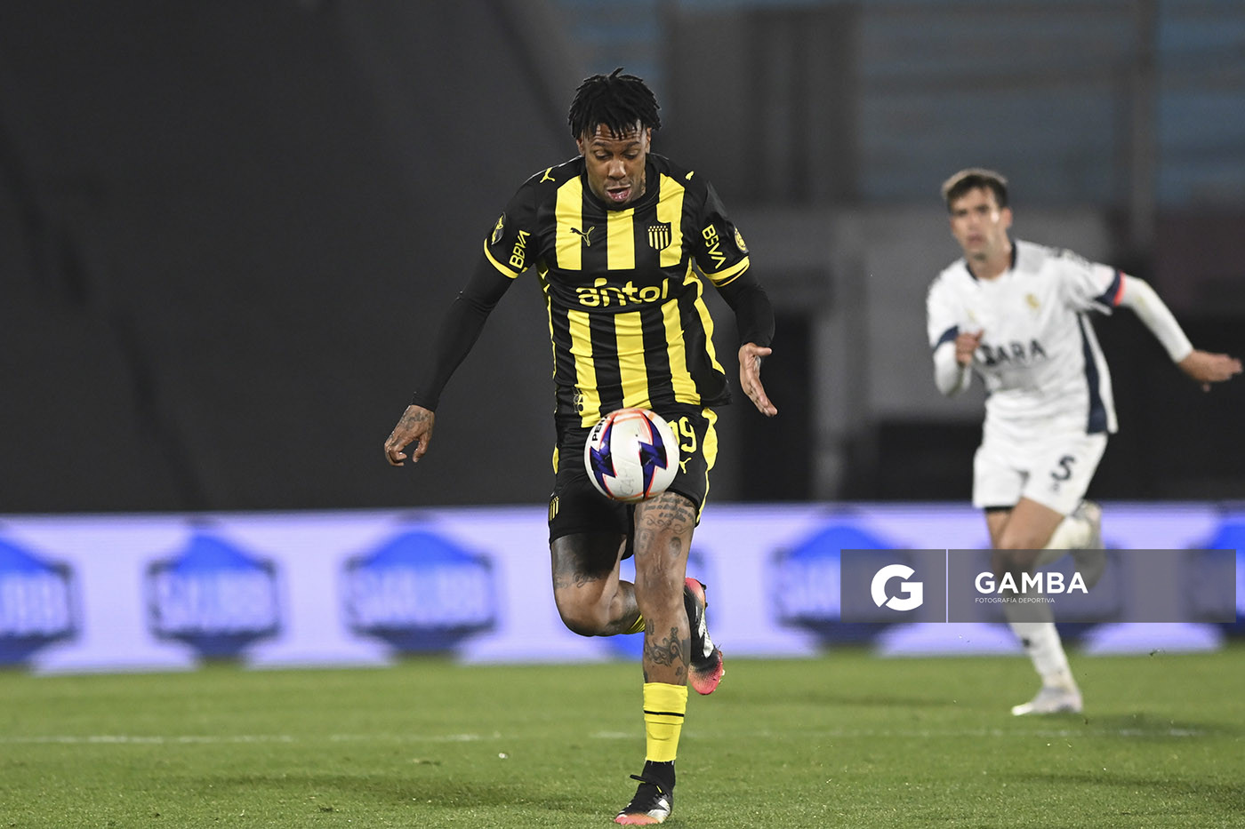 Abel Hernández, de Peñarol, Liga AUF Uruguaya. Estadio Centenario.