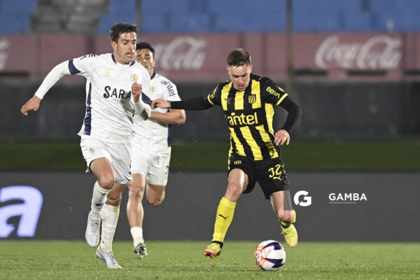 Leandro Umpiérrez, de Peñarol, Liga AUF Uruguaya. Estadio Centenario.