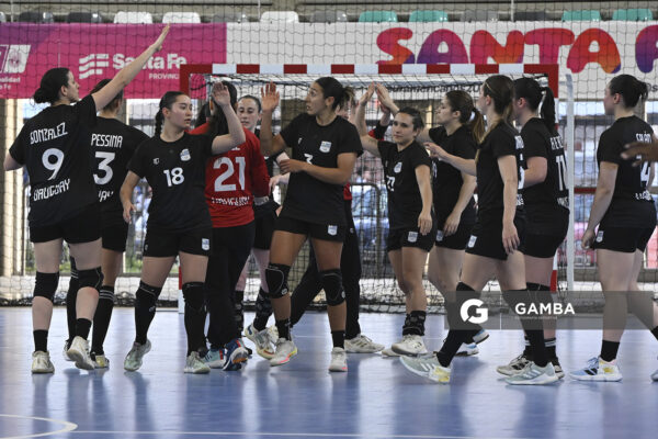 Las jugadoras de Uruguay tras la victoria ante Colombia. XIII Juegos Suramericanos Santa Fe 2026.