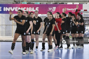 Las jugadoras de Uruguay tras la victoria ante Colombia. XIII Juegos Suramericanos Santa Fe 2026.
