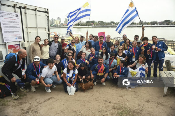 Remeros y familiares en el cierre de la competencia. XIII Juegos Suramericanos Santa Fe 2026.