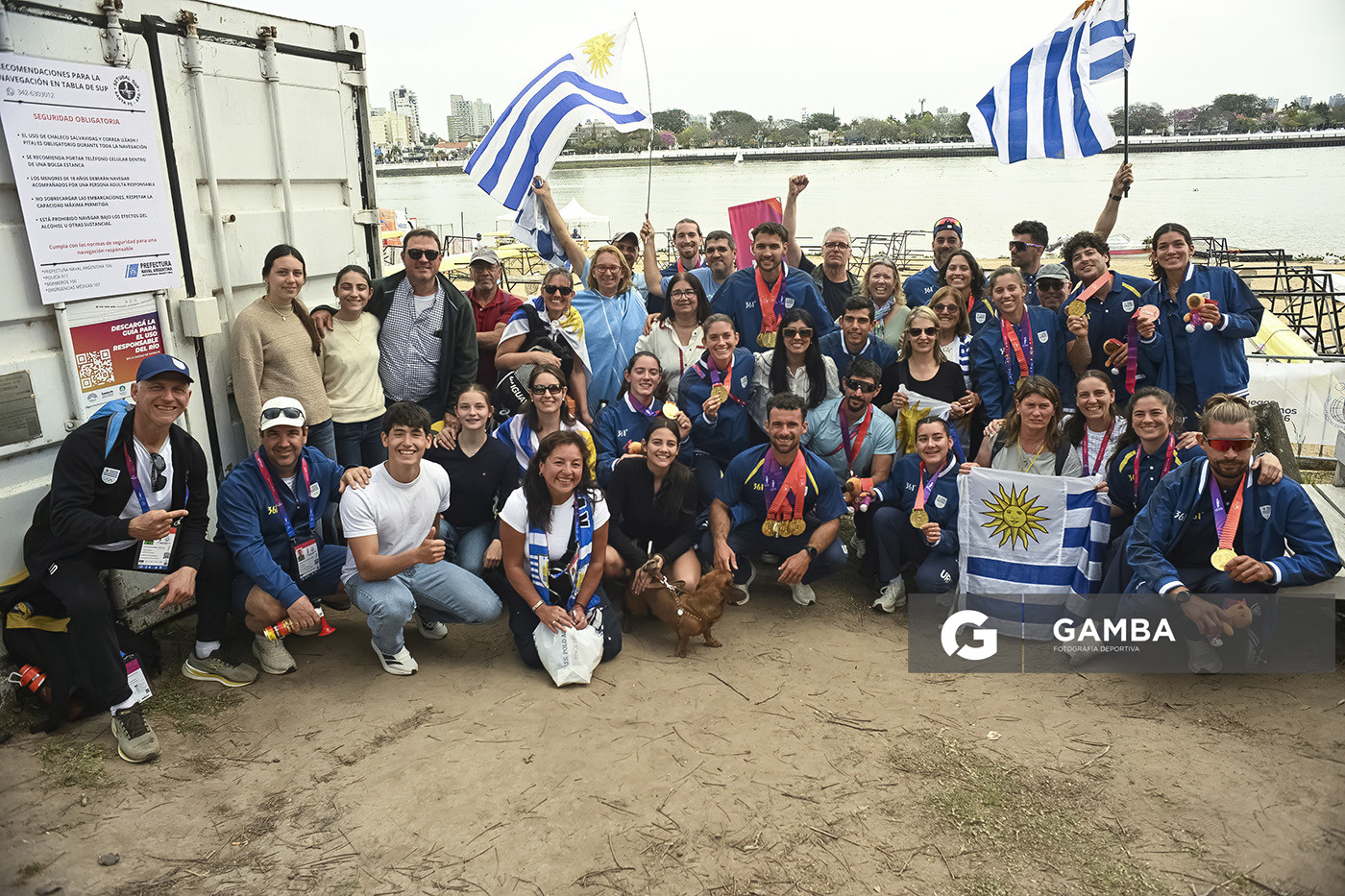Remeros y familiares en el cierre de la competencia. XIII Juegos Suramericanos Santa Fe 2026.