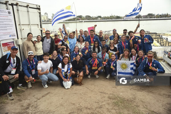 Remeros y familiares en el cierre de la competencia. XIII Juegos Suramericanos Santa Fe 2026.