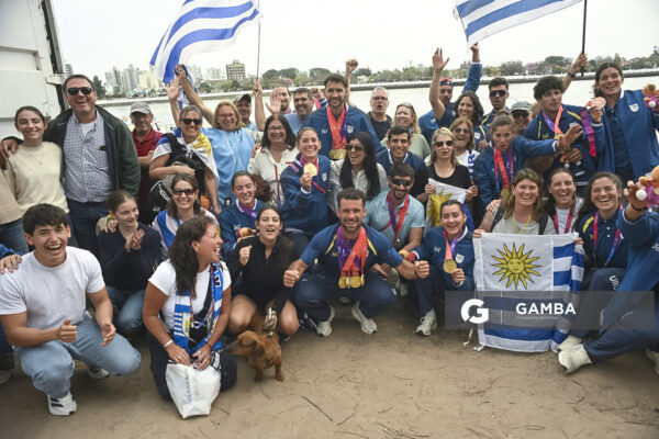 Remeros y familiares en el cierre de la competencia. XIII Juegos Suramericanos Santa Fe 2026.